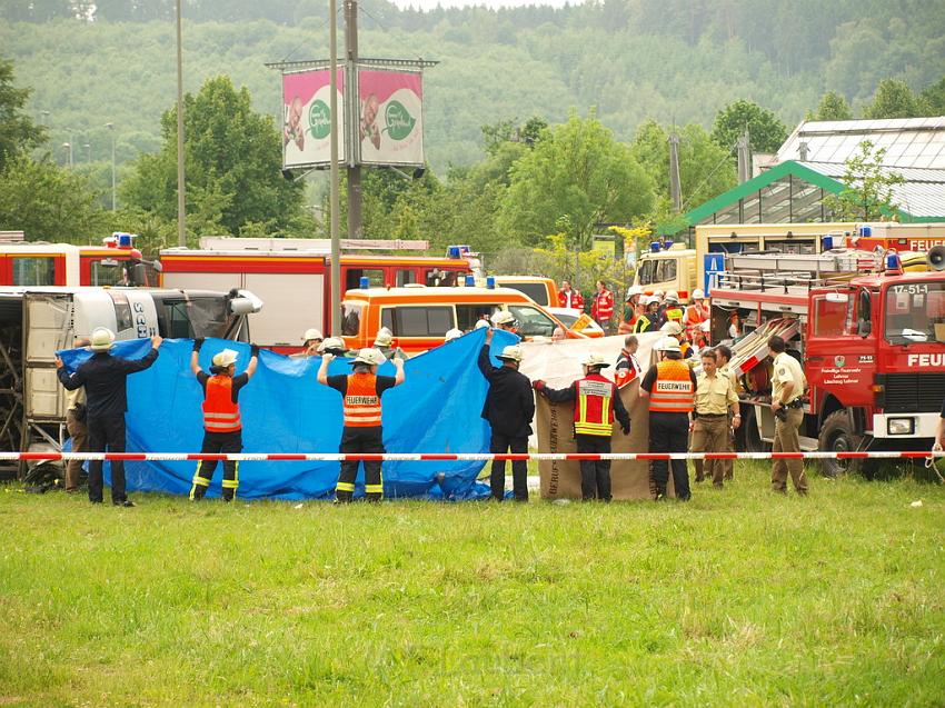 Schwerer Unfall mit Reisebus Lohmar Donrather Dreieck P254.JPG